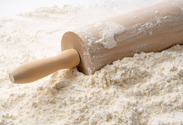 Close up of flour and rolling pin . Bread and pizza making concept. - Foto, afbeelding