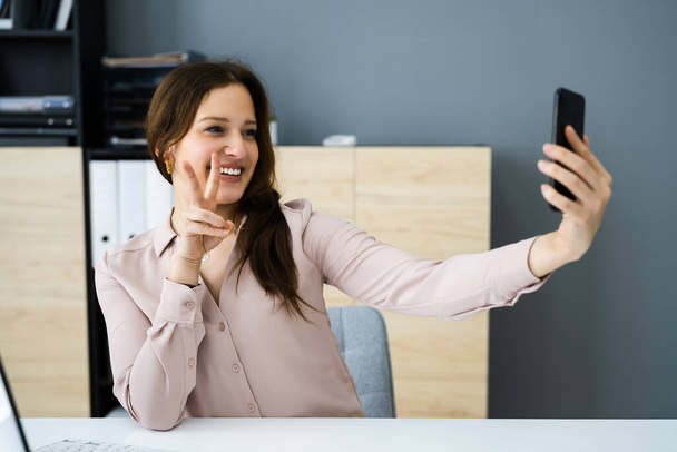 Glücklich arbeitende Menschen mit Handy im Büro - Foto, Bild