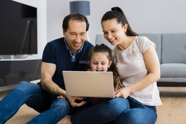 Family Video Chat Talking On Laptop Screen Online - Foto, Imagem