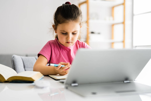 Child With Digital Tablet Drawing And Writing - Φωτογραφία, εικόνα