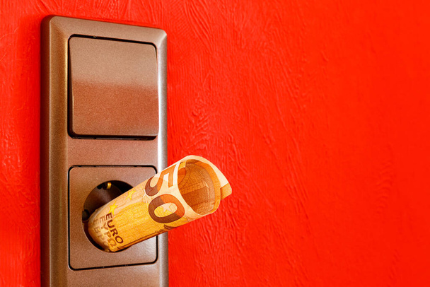 red door with a lock on a wooden background - Foto, afbeelding