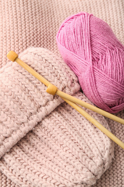Chapeau tricoté, écharpe, fil et aiguilles, gros plan - Photo, image