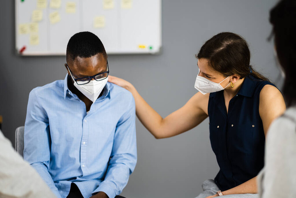 Thérapie africaine et les gens de soutien dans le masque visage - Photo, image