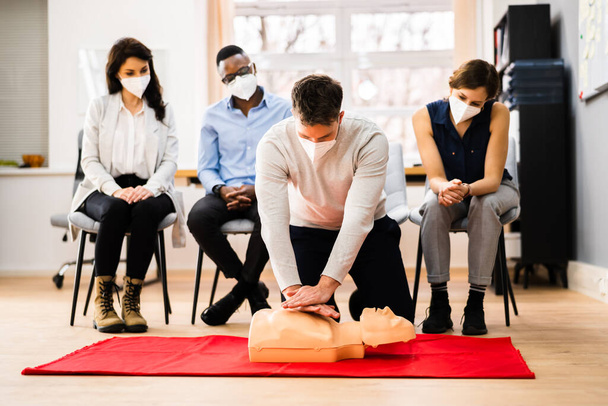 顔のマスクでの応急処置CPR蘇生トレーニング - 写真・画像