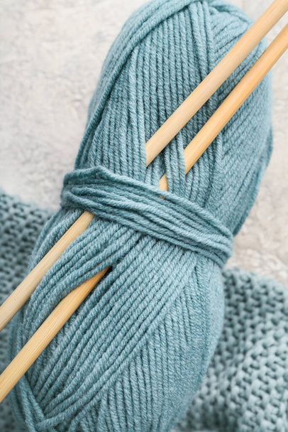 Knitting yarn and needles on grunge background, closeup - Zdjęcie, obraz