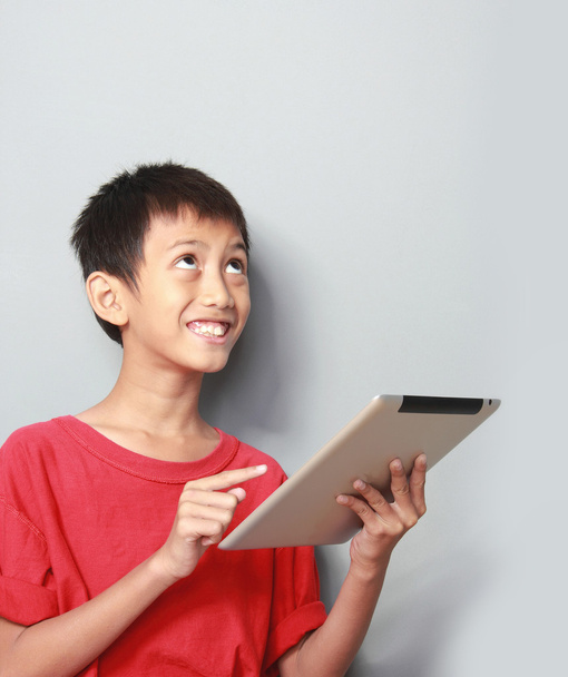 kid using tablet - Фото, зображення