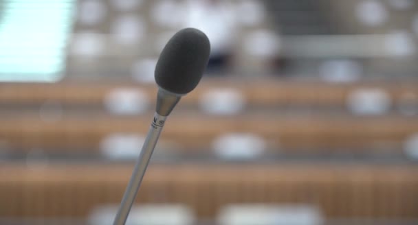 Mikrofon im Konferenzraum für eine Konferenz. - Filmmaterial, Video