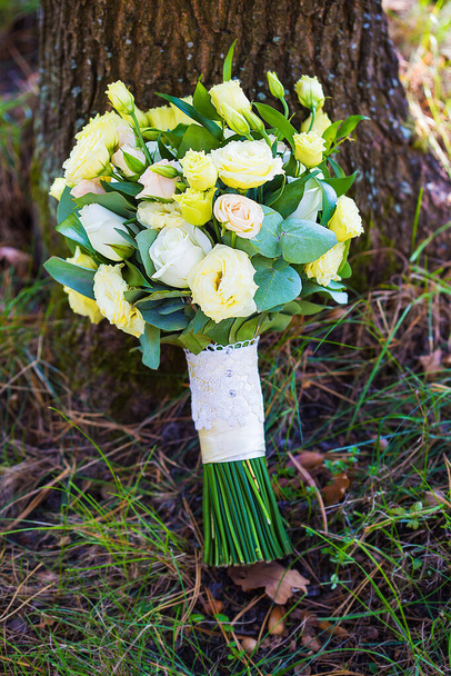 beautiful wedding bouquet of white and yellow roses - Фото, изображение