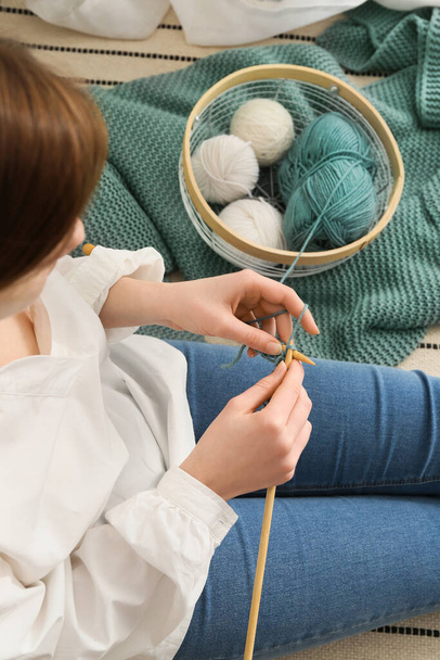 Młoda kobieta robi na drutach w domu, zbliżenie - Zdjęcie, obraz
