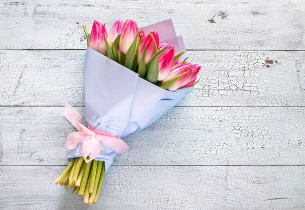 bouquet of tulips on wooden background - Zdjęcie, obraz