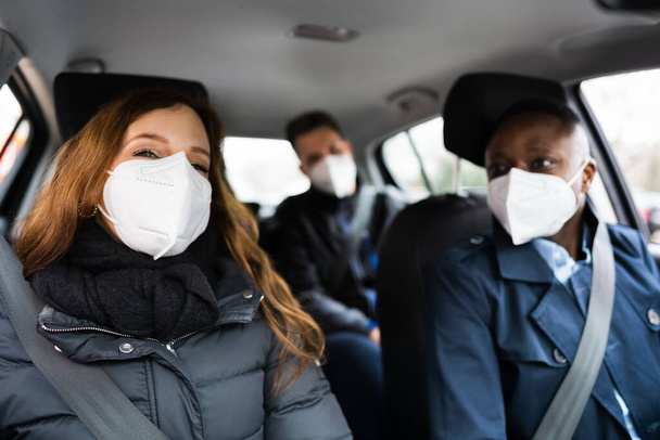 Carpool Ride Share. Friends Enjoy Taxi In Face Mask - Foto, Imagen