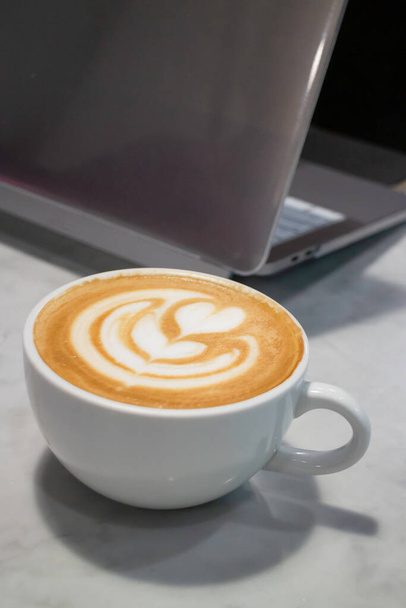 Een kop latte op tafel, stockfoto - Foto, afbeelding