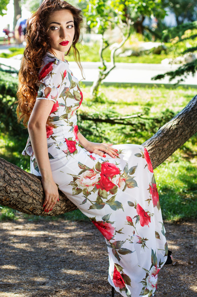 Beautiful girl  in green park - Foto, Imagen