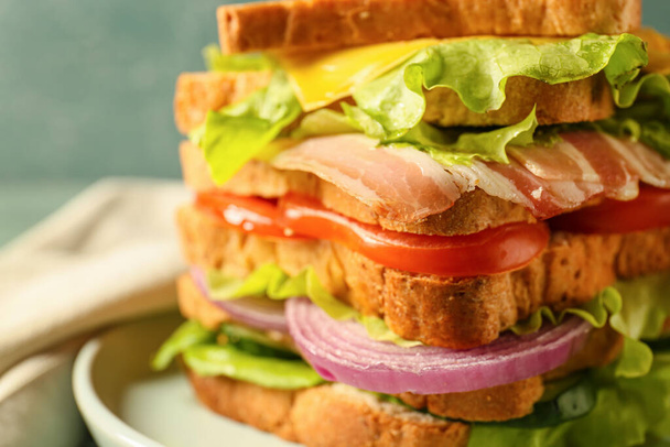 Placa com sanduíche saboroso na mesa, close-up - Foto, Imagem