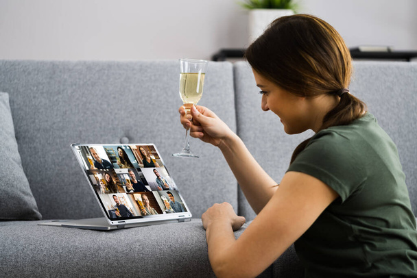 Virtual Champagne Tasting Event Online Using Laptop - Foto, afbeelding