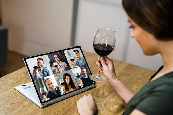 Virtual Wine Tasting Dinner Event Online Using Laptop - Foto, afbeelding
