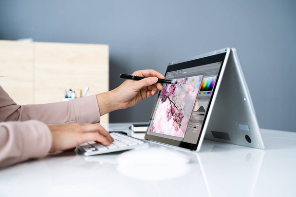 Graphic Designer Artist Drawing On Digital Tablet Or Hybrid Laptop - Fotografie, Obrázek