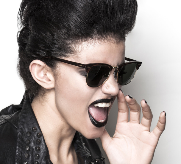 Chica de rock con gafas de sol de medio perfil
 - Foto, Imagen