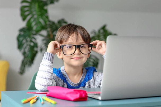 Niño pequeño estudiando en línea en casa - Foto, Imagen