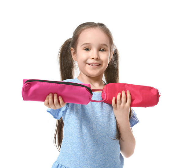 Klein meisje met potlood koffers op witte achtergrond - Foto, afbeelding