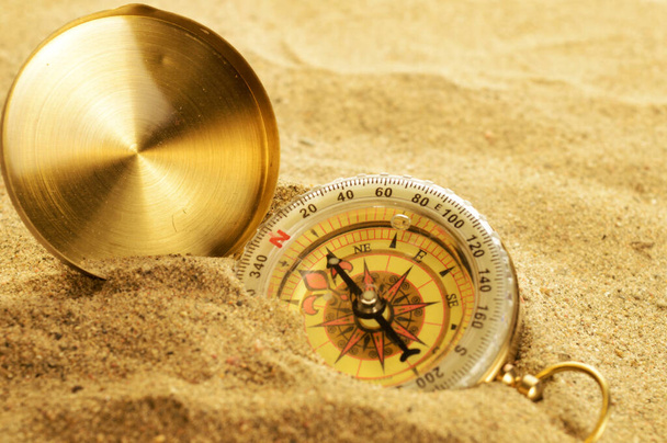 compass on the sand - Foto, Imagen