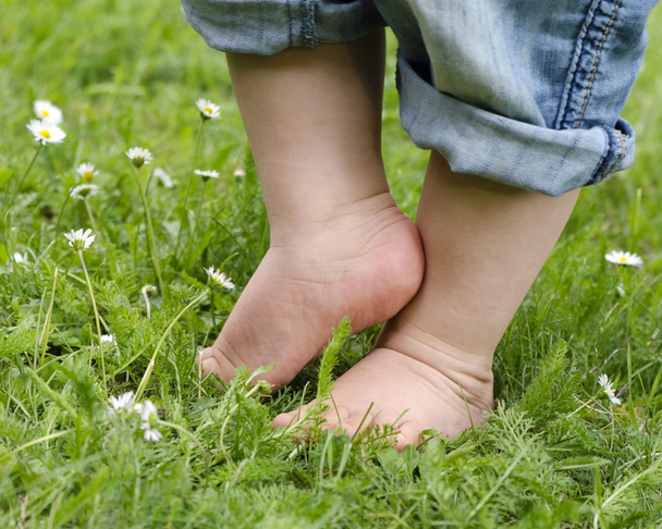 Kinderfüße auf Gras - Foto, Bild