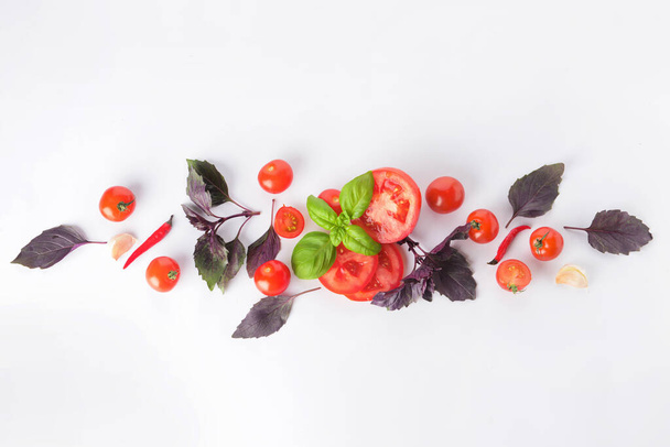 Friss bazsalikom, fokhagyma, paradicsom és chili paprika fehér alapon - Fotó, kép
