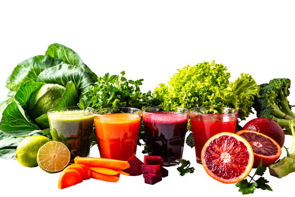 Bebidas veganas saludables con frutas y verduras en el fondo blanco aislado - Foto, imagen