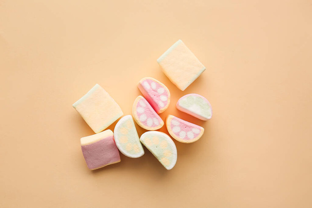Gustosi marshmallow su sfondo a colori - Foto, immagini