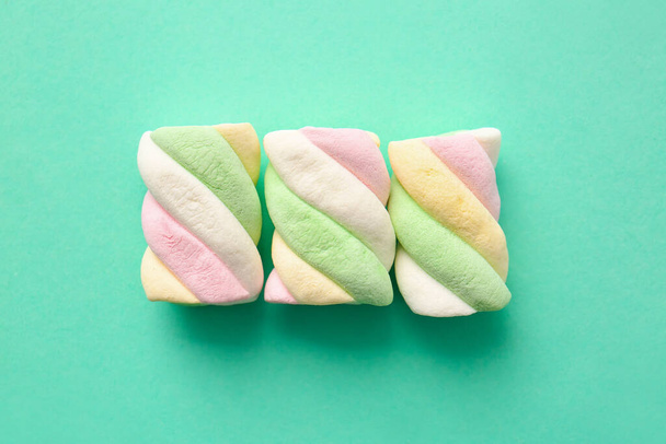 Chutné marshmallows na barevném pozadí - Fotografie, Obrázek