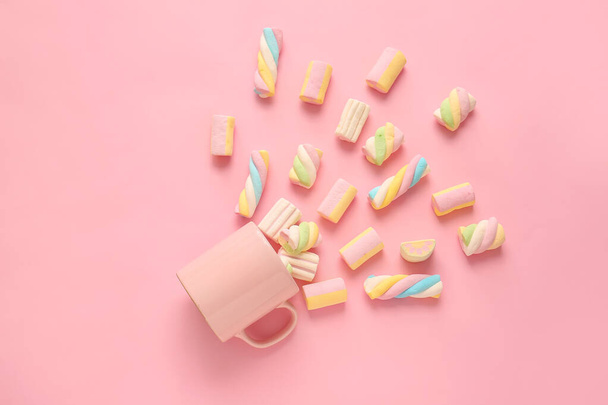 Composition with cup and tasty marshmallows on color background - Фото, зображення
