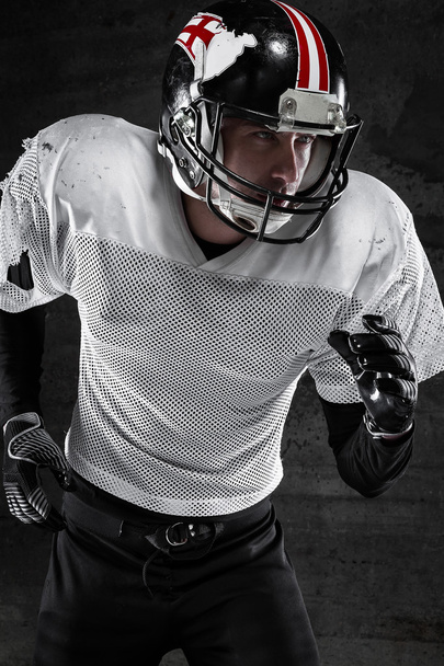 Американський футбол гравець працює темному тлі - Фото, зображення