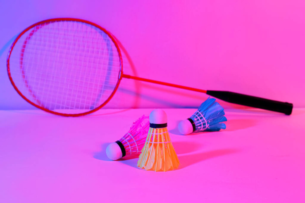 Badminton racket en shuttlecocks op kleur achtergrond - Foto, afbeelding