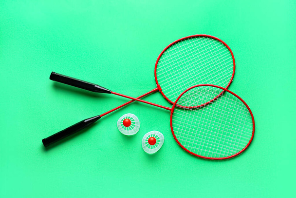 Badmintonschläger und Federbälle auf farbigem Hintergrund - Foto, Bild