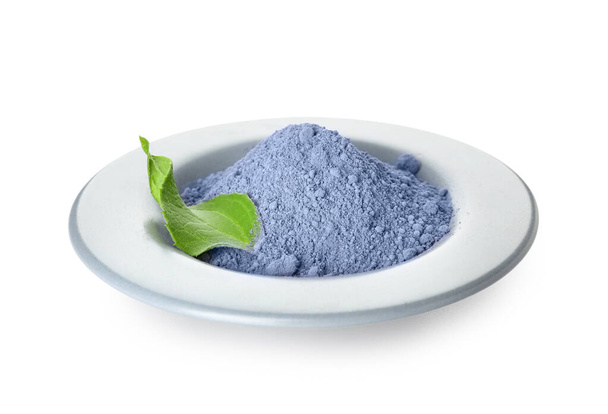 Тарелка чая из порошка синего маття на белом фоне - Фото, изображение