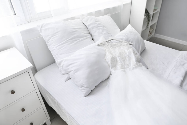 Yatakta güzel bir gelinlik - Fotoğraf, Görsel