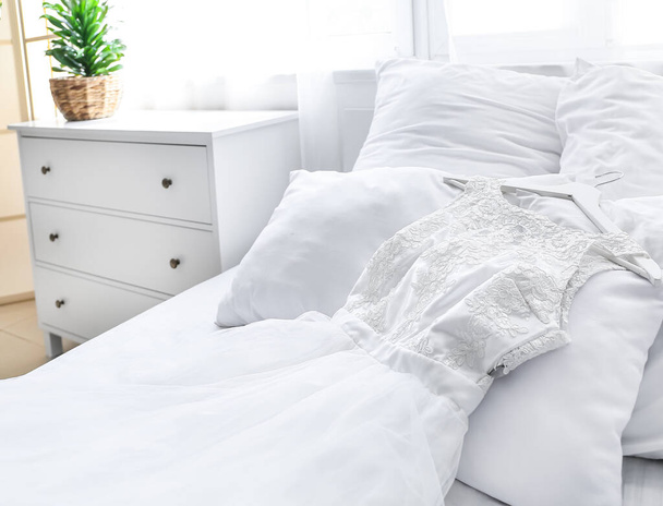 Mooie trouwjurk op bed - Foto, afbeelding