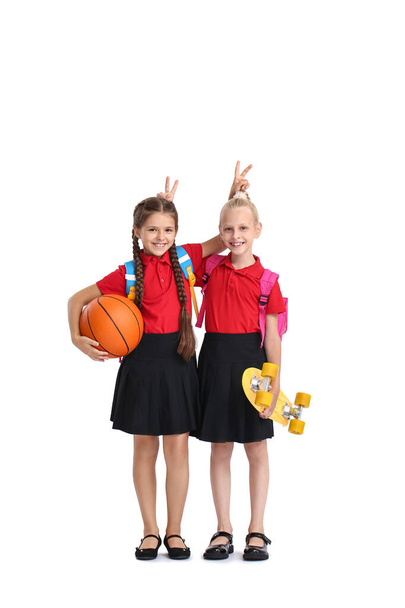 Aranyos diákok labda és gördeszka fehér háttér - Fotó, kép