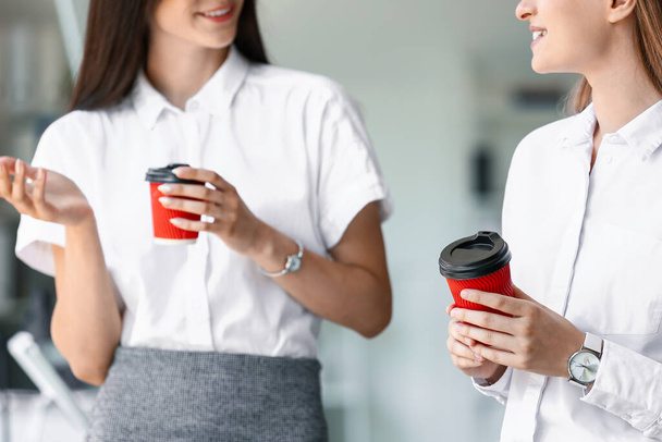 Επιχειρηματίες που κάνουν διάλειμμα για καφέ στο γραφείο - Φωτογραφία, εικόνα