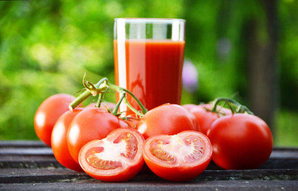 Tomates et jus dans le jardin. Aliments biologiques
 - Photo, image