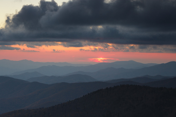 Smoky Mountains ridge felhős naplementekor - Fotó, kép