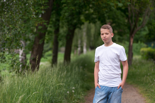 boy in a green t-shirt and jeans - 写真・画像