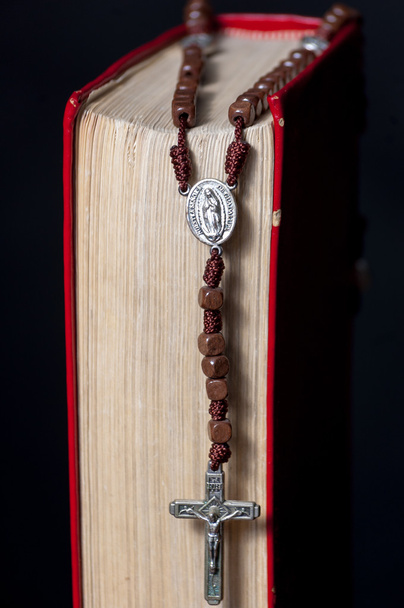 Biblia y rosario
 - Foto, imagen