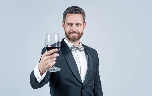 sommelier. guy drink red wine. cheers for valentines day. alcohol drinking. - Valokuva, kuva