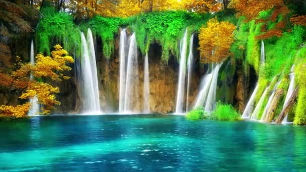 Kinemagraf wideo krajobrazu wodospadu w Jeziorach Plitwickich Chorwacja jesienią - Materiał filmowy, wideo