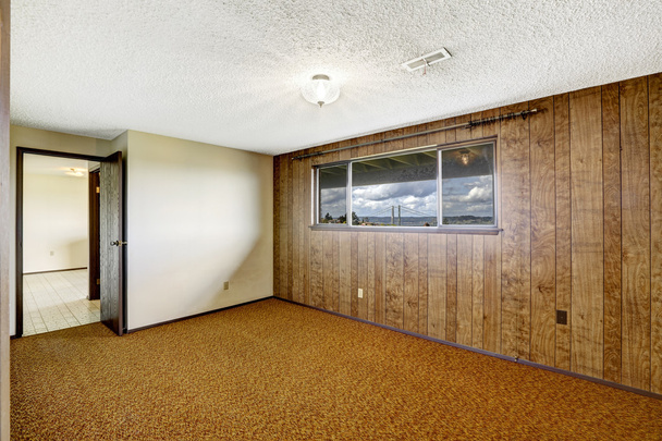 Chambre vide avec mur lambrissé et vue sur Gig Harbor b
 - Photo, image