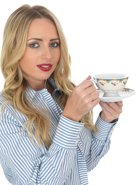 молодая женщина пьет чай - Фото, изображение
