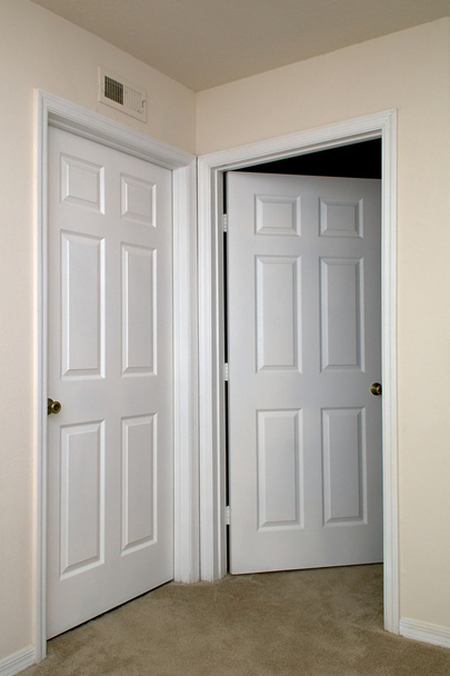 δύο εσωτερικές πόρτες μία ανοιχτή - Φωτογραφία, εικόνα