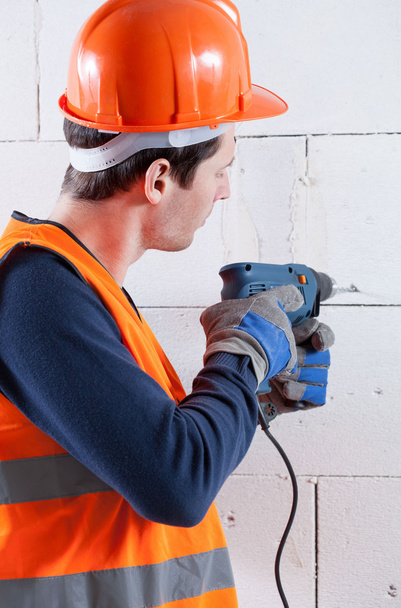 Builder drilling brick wall - Foto, Imagem