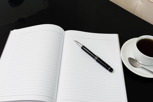 Abra um caderno branco em branco, caneta e xícara de café
  - Foto, Imagem